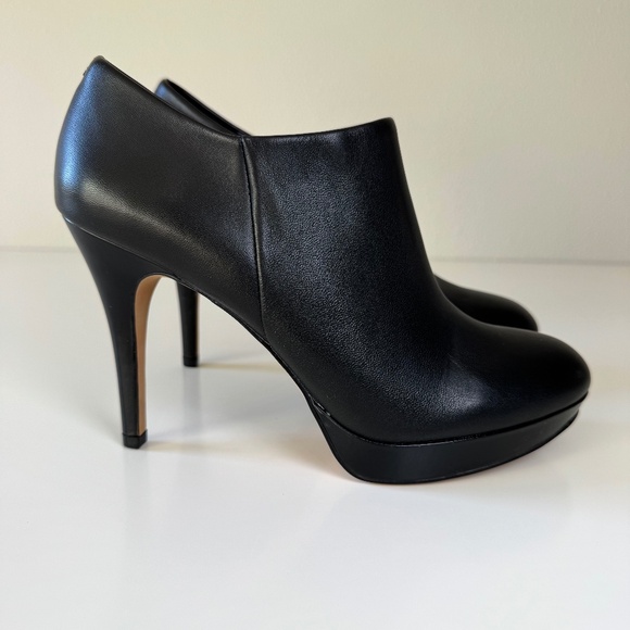 NWOB VINCE CAMUTO Elvin Bootie Women Size 8.5 Black Leather Platform Stiletto - Picture 1 of 9